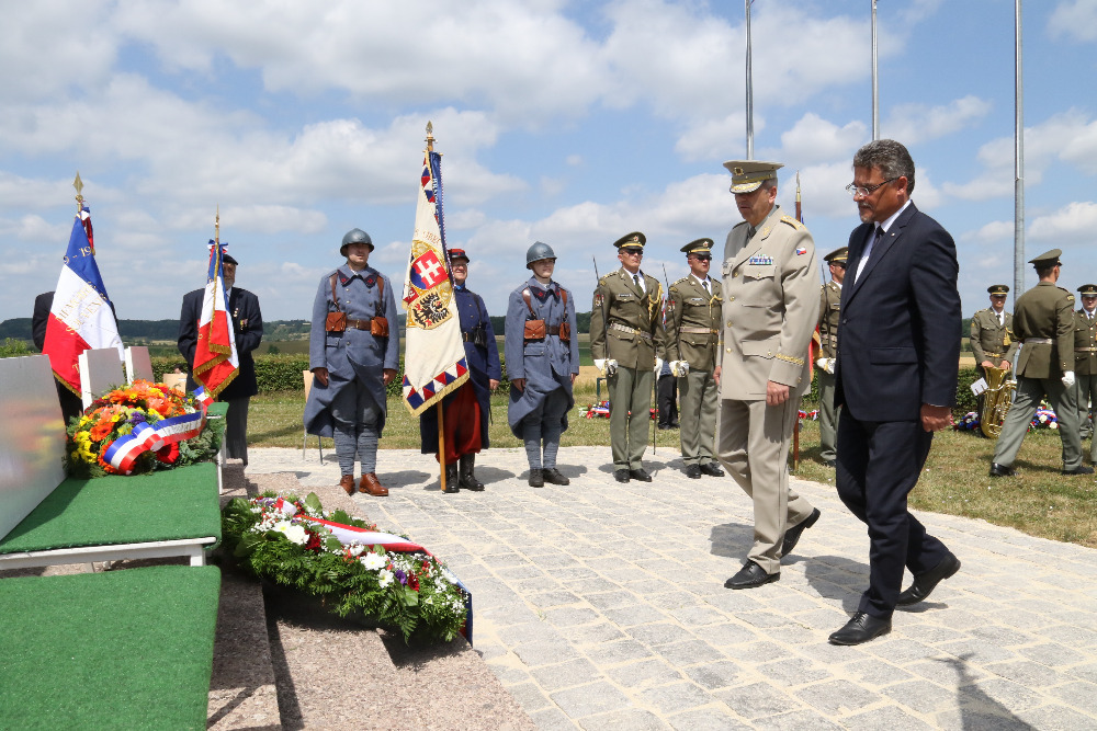 Tomáš Kuchta a brigádní generál Ivo Střecha při kladení věnce k legionářskému památníku
