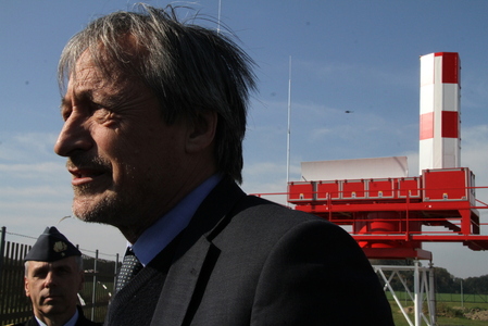 Ministr obrany Martin Stropnický si prohlédl i přesný přistávací radiolokátor 