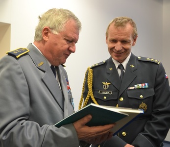 Ředitel odboru vojenského letectví plukovník Lubomír Sitta (vpravo) v rozhovoru s oceněným podplukovníkem v. v. Petrem Švandou