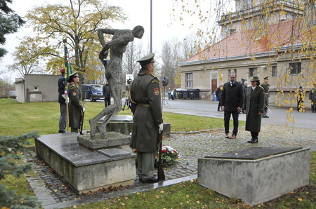 Náměstek ministra obrany Beran a generálka Šmerdová se poté přesunuli na pietní akt u památníku Ruzyně 1939 - 1941 Nezapomeneme do areálu kasáren 17. listopadu