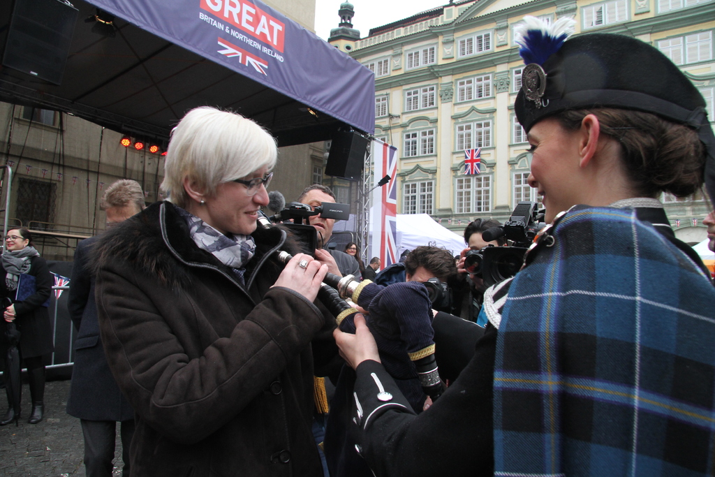 Skotské dudy si ministryně obrany Karla Šlechtová prohlédla s velkým zájmem