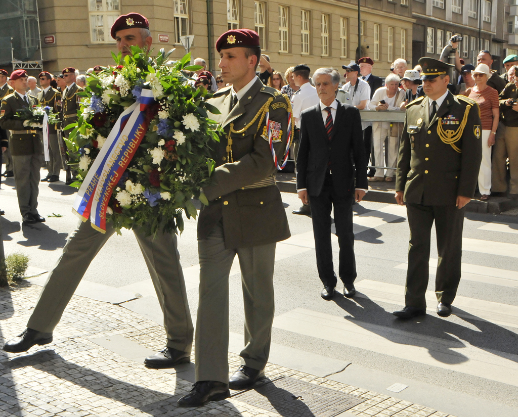 K pamětní desce chrámu sv. Cyrila a Metoděje položil věnec také velvyslanec Slovenské republiky v České republice Peter Weiss