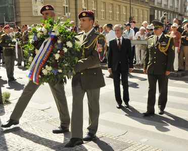 K pamětní desce chrámu sv. Cyrila a Metoděje položil věnec také velvyslanec Slovenské republiky v České republice Peter Weiss