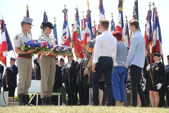 Věnce k památníku položili také potomci československých legionářů