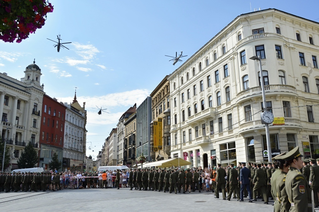 Průlet vrtulníků nad náměstím Svobody