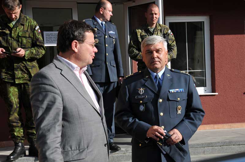 Ministr s velitelem přerovské vrtulníkové základny plk.gšt. Jaromírem Šebestou