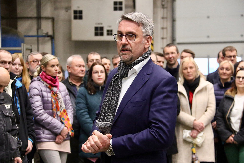 Ministr Metnar v jedné z výrobních hal státního podniku VOP CZ, s.p. debatoval se zaměstnanci