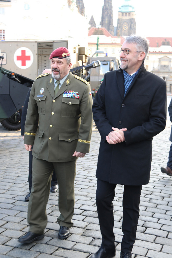  Ministr obrany společně s náčelníkem Generálního štábu AČR procházejí jednotlivé expozice
