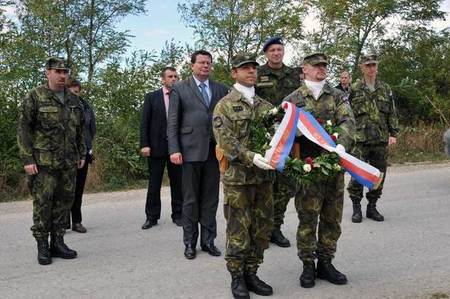 Ministr obrany a náčelník GŠ AČR položili smuteční věnec u pomníku dvou českých vojáků, kteří zde zahynuli v roce 2002 při dopravní nehodě