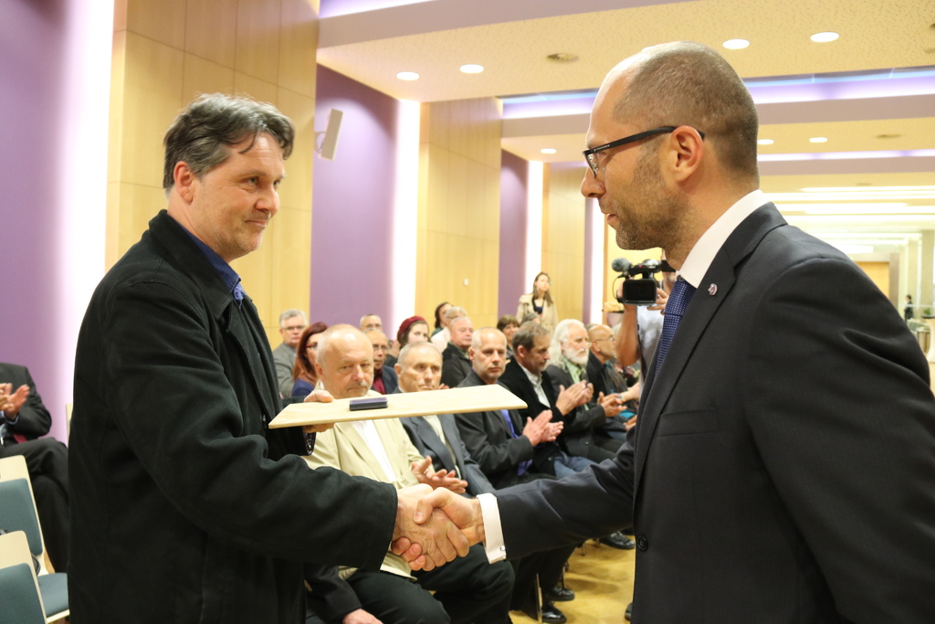 Pamětní odznak a dekret udělil účastníkům 3. odboje náměstek ministra obrany Pavel Beran