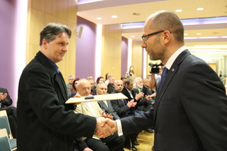 Pamětní odznak a dekret udělil účastníkům 3. odboje náměstek ministra obrany Pavel Beran