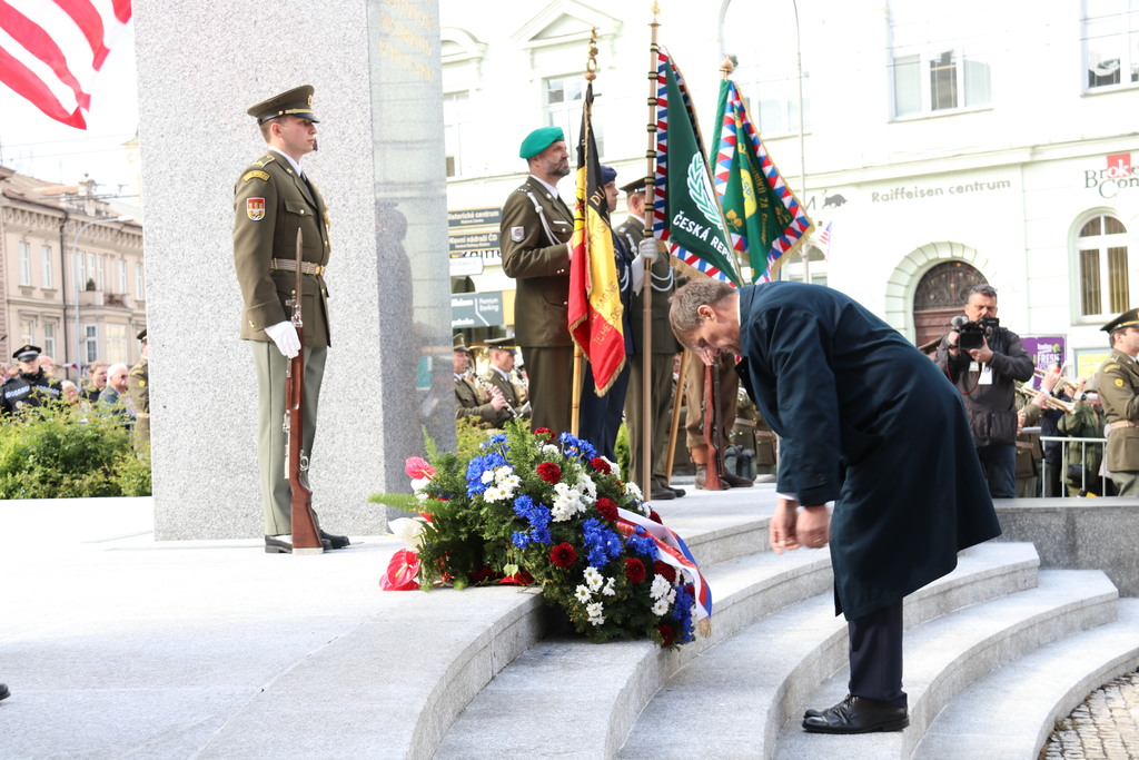 Věnci prezidenta Miloše Zemana se klaní zástupce Vojenské kanceláře prezidenta republiky