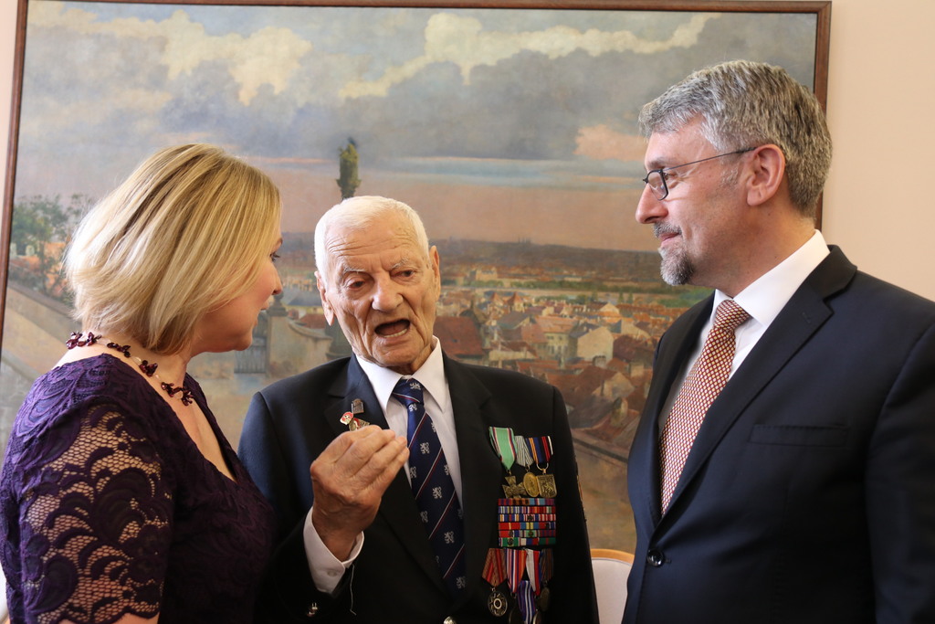 Místopředseda Československé obce legionářské Tichomír Mirkovič (uprostřed) v rozhovoru s předsedkyní Výboru pro obranu PS PČR Janou Černochovou a ministrem obrany Lubomírem Metnarem