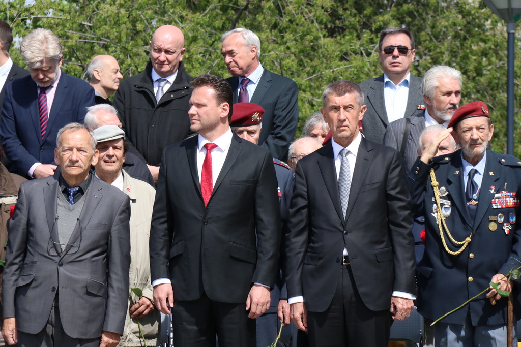 Den vítězství si na pražském Vítkově připomněli (zprava)  - předseda vlády Andrej Babiš, předseda PS PČR Radek Vondráček a předseda Senátu Jaroslav Kubera