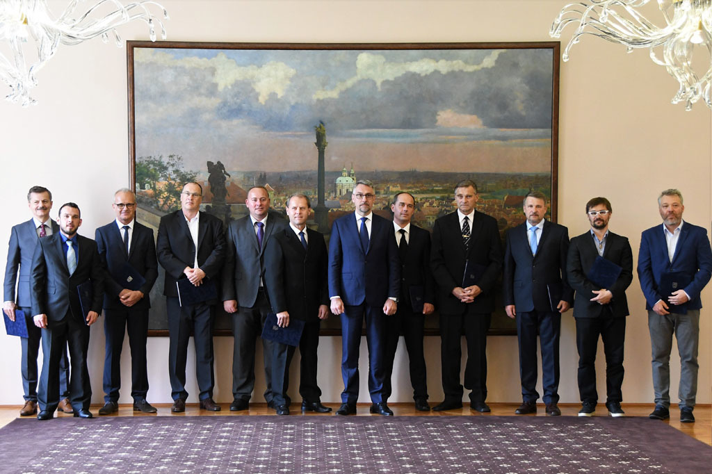  Společná fotografie ministra s oceněnými trenéry 