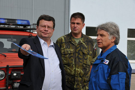 Při prohlídce techniky správy letiště v Pardubicích s ministrem velitel Martin Janatka a ředitel Centra leteckého výcviku Miroslav Brož