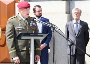 Zástupce náčelníka Generálního štábu – náčelník štábu generálmajor Miroslav Hlaváč při projevu