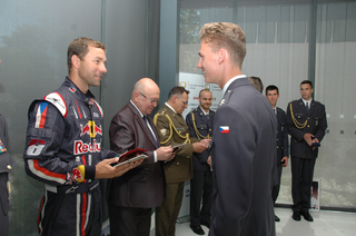 Absolvent UO Martin Šonka přebírá dárek letošních následovníků