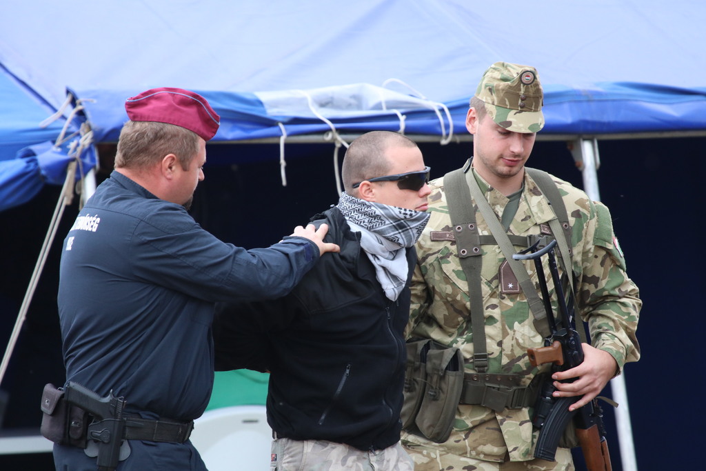 Po identifikaci jsou předáni policejním složkám