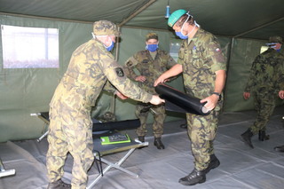 Uvnitř stanu vybudují vojáci oddělené kóje pro odběry