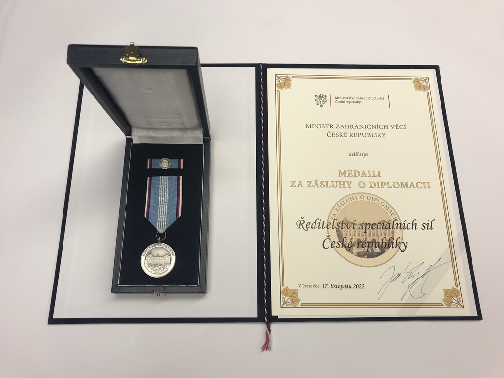 Medaili Za zásluhy o diplomacii udělil Ředitelství speciálních sil ministr zahraničních věcí