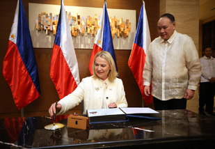 Spolu s delegací resortu obrany ministryně zahájila svou návštěvu na Filipínách zdvořilostním přijetím u prezidenta Ferdinanda Marcose mladšího, následovalo jednání s ministrem národní obrany Filipín Gilberto Teodorem. 