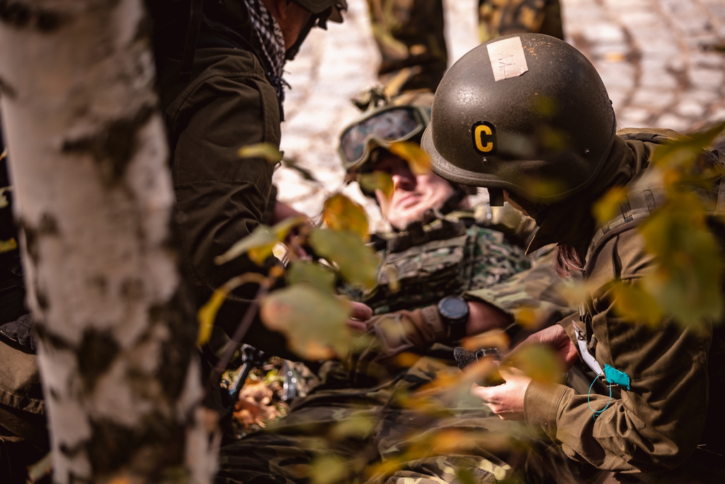 Novináři a humanitární pracovníci se učí, jak zvládnout náročné situace a jak se v bezpečí a ve zdraví vrátit domů.
