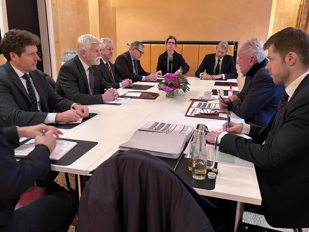 O roli evropského průmyslu v budování obrany a příležitostech pro české firmy diskutovali generální ředitel Rheinmetall Armin Papperger a za ČR prezident Petr Pavel a ministr obrany Jaromír Zůna