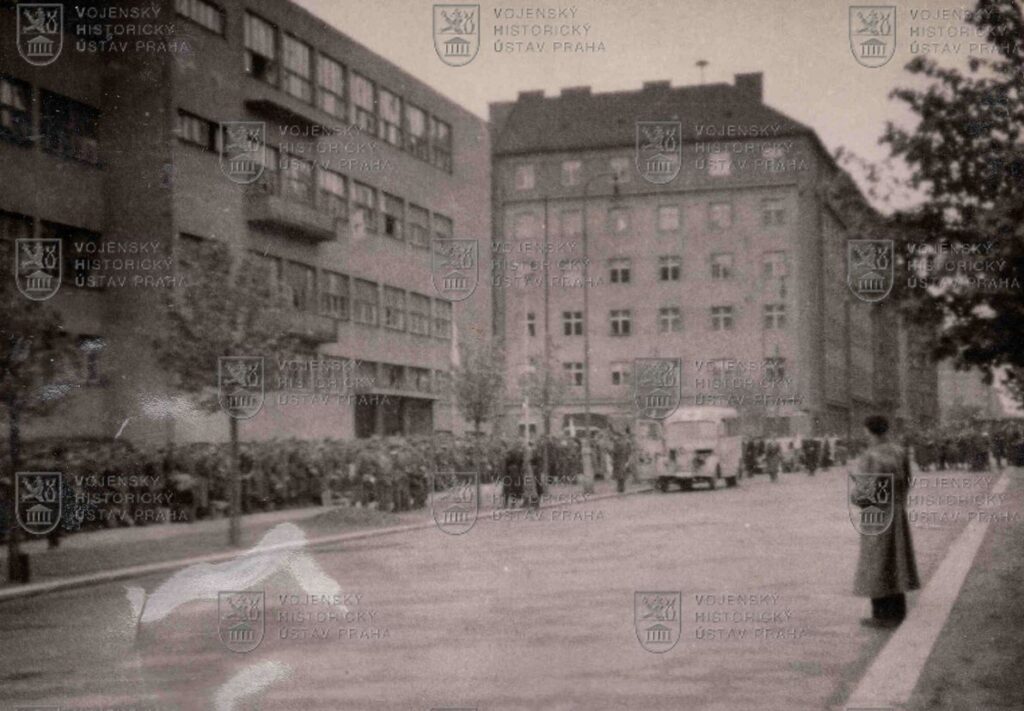 Fotografie - útočné vozy pražských povstalců