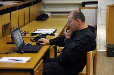 Spolupráci skupin pohotovostního oddělení a koordinaci s Policií ČR zajšťoval jeden z pracovníků, který simuloval operační skupinu
