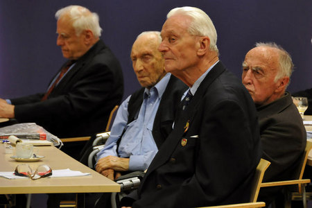 Přítomni byli i váleční veteráni - bývalí vojáci 1. čs. armádního sboru 