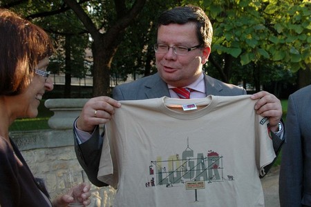 A. Vondra dostal tričko "Logar - province under reconstruction"