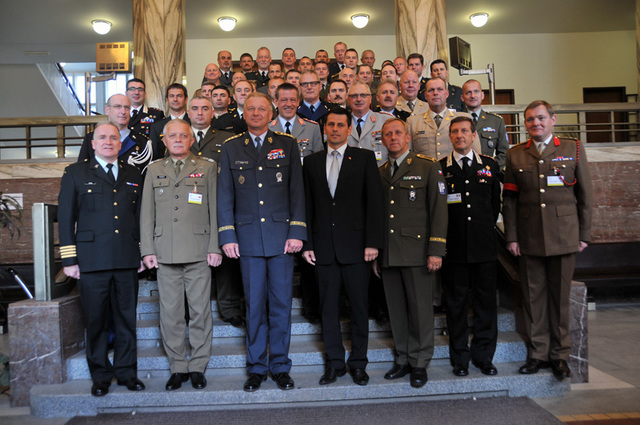 Společné foto účastníků konference na Generálním štábu AČR
