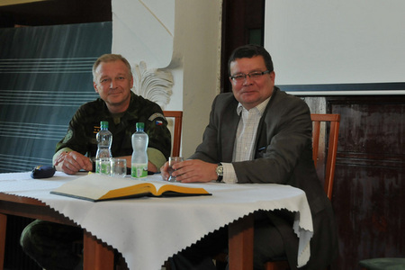 Se studenty besedovali ministr obrany Alexandr Vondra a náčelník GŠ AČR generál Vlastimil Picek