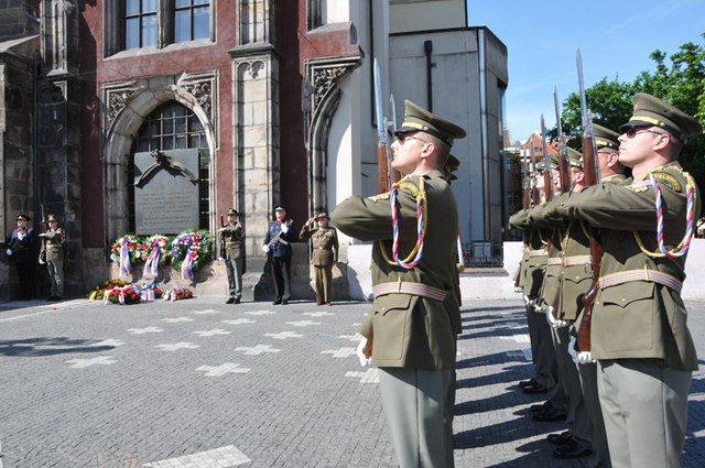 Čestná jednotka Armády České republiky na Staroměstském náměstí 