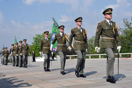 Přinesení praporů Čestnou stráží Posádkového velitelství Praha, které byly propůjčeny dalším čtyřem útvarům Armády České republiky