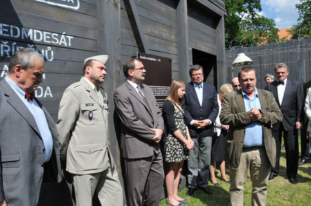 Ředitel Post Bellum Mikuláš Kroupa upozornil hosty, že celá výstava v hodnotě asi 2 miliónů korun byla financována ze soukromých darů
