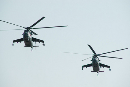 Sváteční atmosféru vyřazení absolventů podtrhly průlety vrtulníků Mi-24 a letounů JAS-39 Gripen.