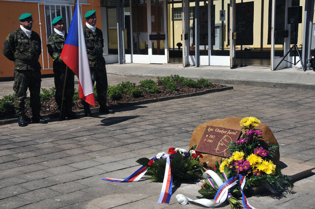 Škola na ul. 28. října v Lounech získala čestný titul "Základní škola a Mateřská škola kpt. Otakara Jaroše Louny"