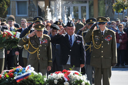 S veterány 2. světové války položil smuteční věnce k pomníkům místopředseda Československé obce legionářské plk. Emil Cigánik