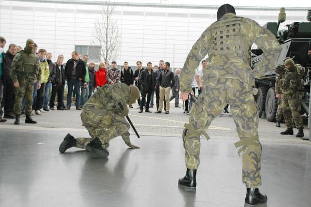Ukázky taktického výcviku skupiny COMMANDOS – slaňování hlavou dolů