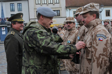 Především logistům za skvělou práci poděkoval brigádní generál Pavel Adam, velitel sil podpory (v popředí) spolu s ředitelem odboru a náčelníkem Vojenské zdravotnické služby brigádním generálem Božetěchem Jurenkou