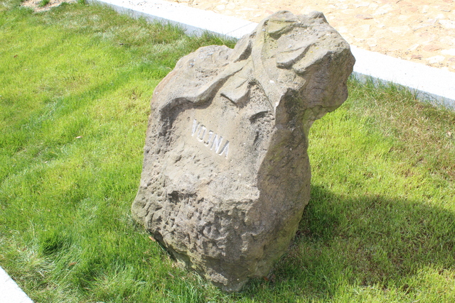 Kámen s vytesaným názvem pracovního tábora