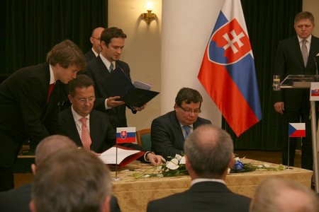 Podpis dokumentů oběma ministry obrany