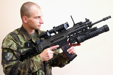 CZ 805 BREN není jen puška. Armáda s ní dostává celý zbraňový systém