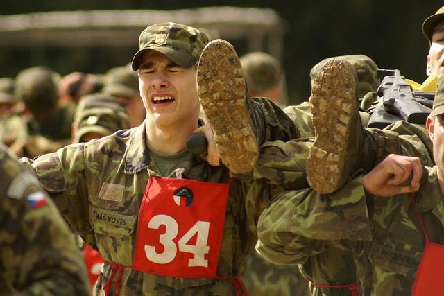Transport raněného na nosítkách
