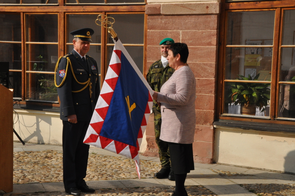 Starostka Eva Bubnová  předává bojový prapor