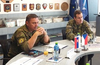 Generál Daniel Zmeko s generálmajorem Karlem Řehkou navštívili ve Vyškově také JCBRN Defence COE