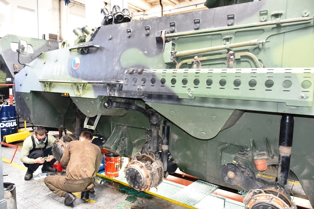  Klatovští mechanici vypomáhají při údržbě Pandurů kolegům z Tábora 