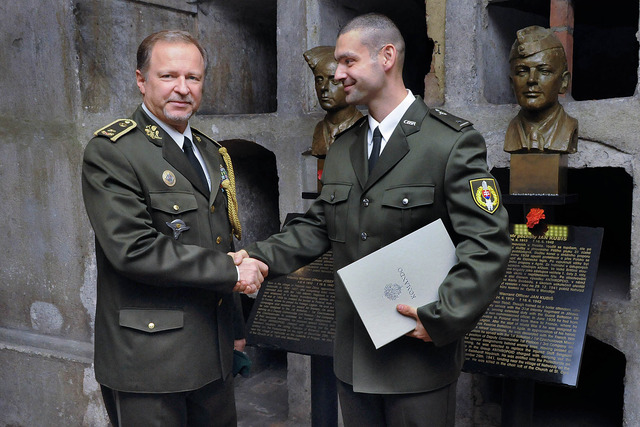 Velitel Pozemních sil OS SR brig.gen. Novosad blahopřeje prvnímu slovenskému absolventu kurzu Komando čet. Peteru Sedliakovi